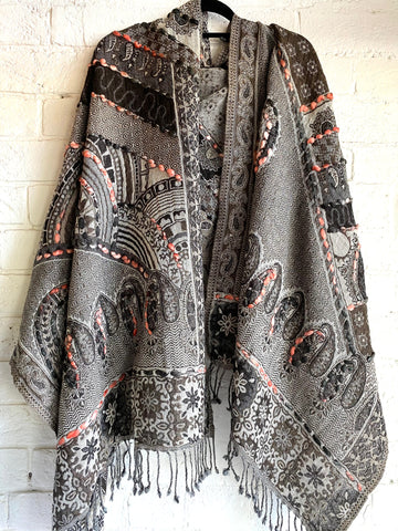 Embroidered Woollen shawl Grey/Pink